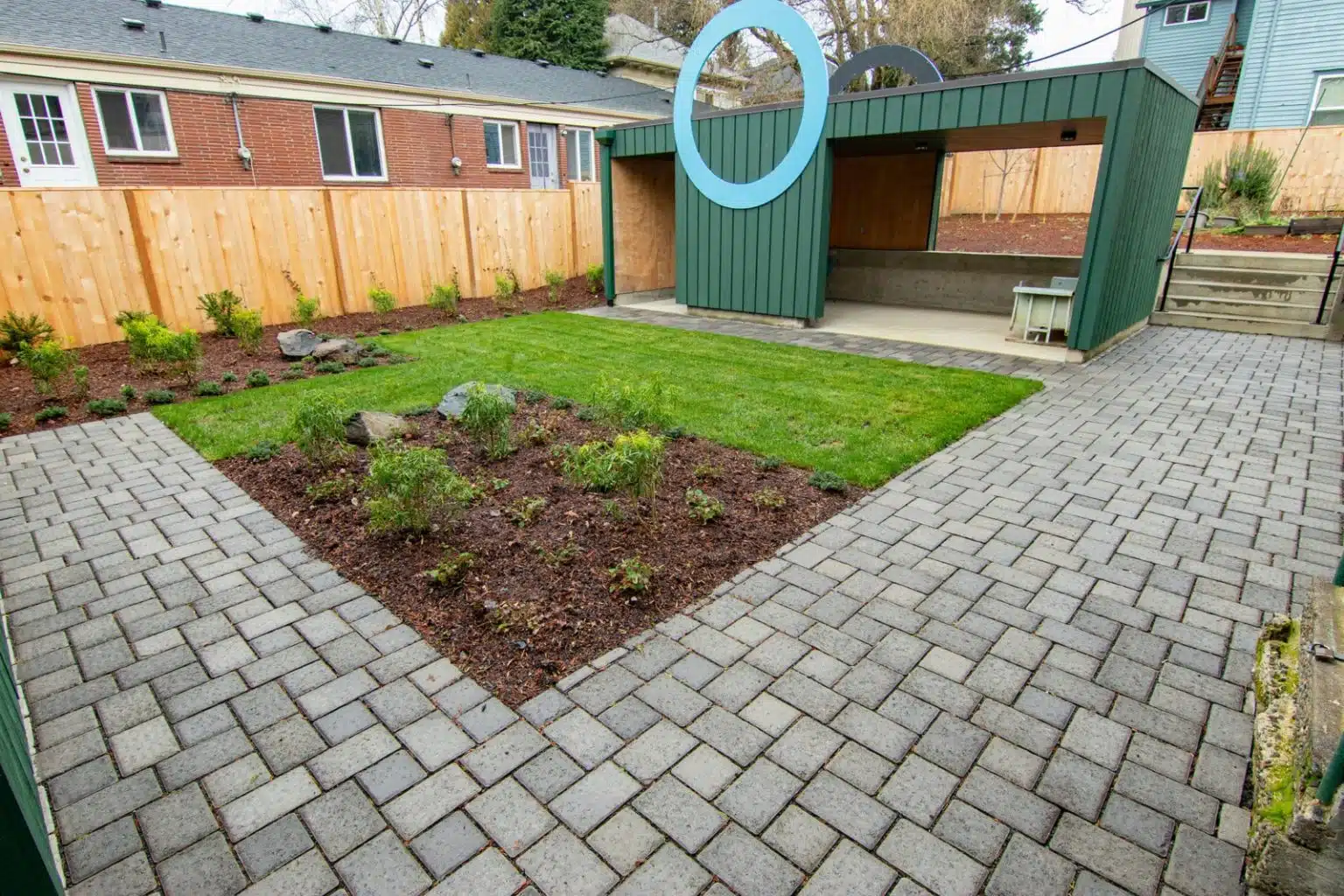 Camino Ecogreen Cambridge Color Paver with bark and grass